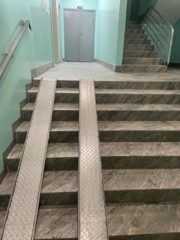 Приступили к ремонту вестибюлей подъездов