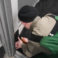 Монтаж противоскользящих ковриков в тамбурах подъездов