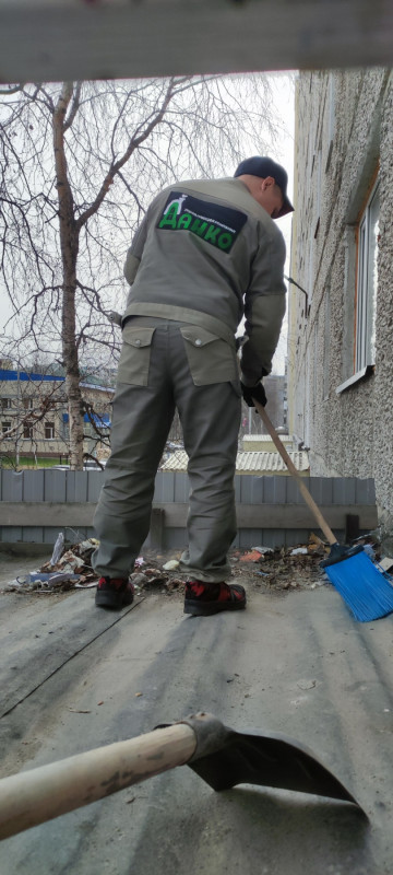 Чистка козырьков подъездов от мусора
