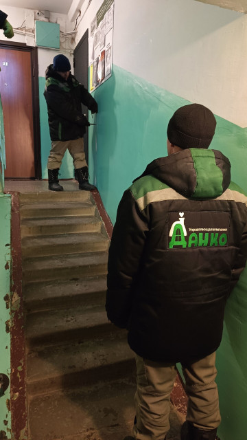 Монтаж поручня для удобства маломобильных граждан