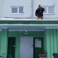 Чисто не только в подъездах и на придомовой территории, но и на козырьках
